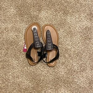 Black So Brand flat sandals with strap. Size M